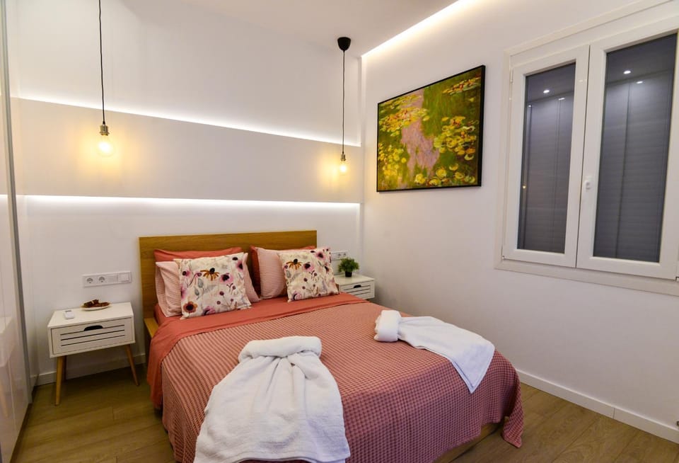 Bed, Photo of the whole room, Bedroom, towels