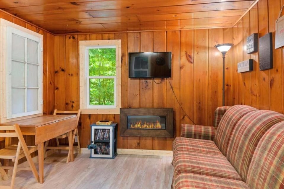 Paradise Lake Hidden Gem House in Carp Lake
