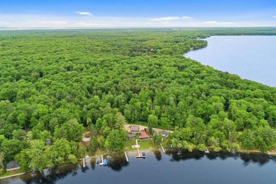 Paradise Lake Hidden Gem House in Carp Lake