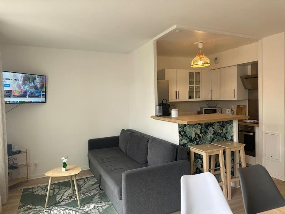 TV and multimedia, Kitchen or kitchenette, Living room, Seating area, Dining area, oven, stove