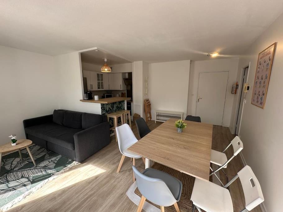 Kitchen or kitchenette, Seating area, Dining area