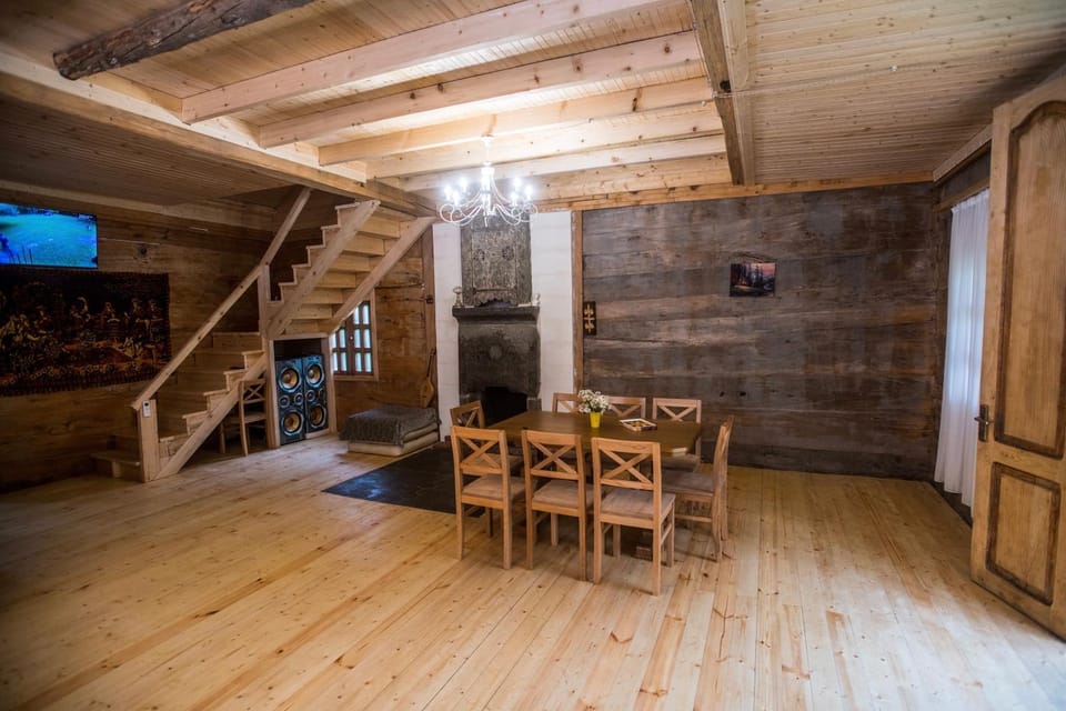 TV and multimedia, Dining area, fireplace