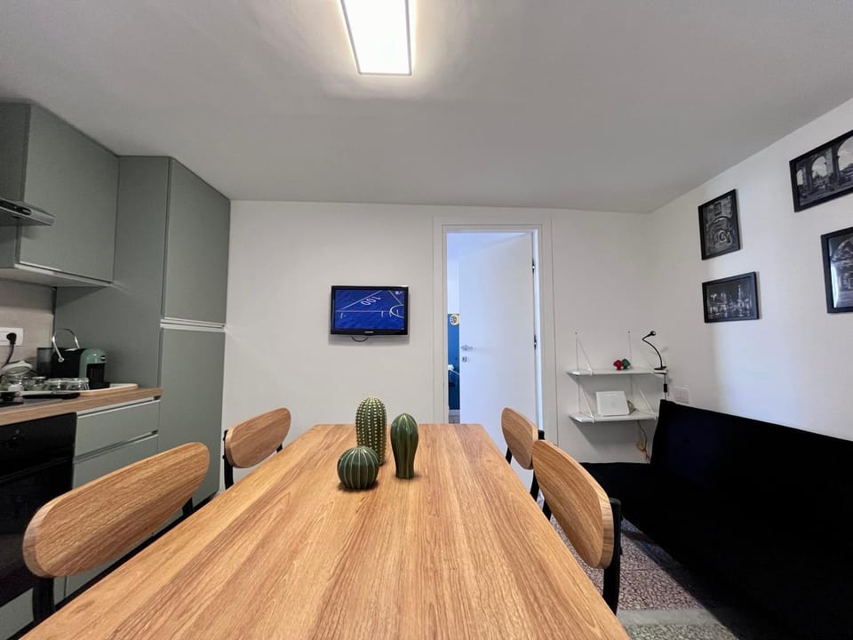 TV and multimedia, Kitchen or kitchenette, Living room, Seating area, Dining area