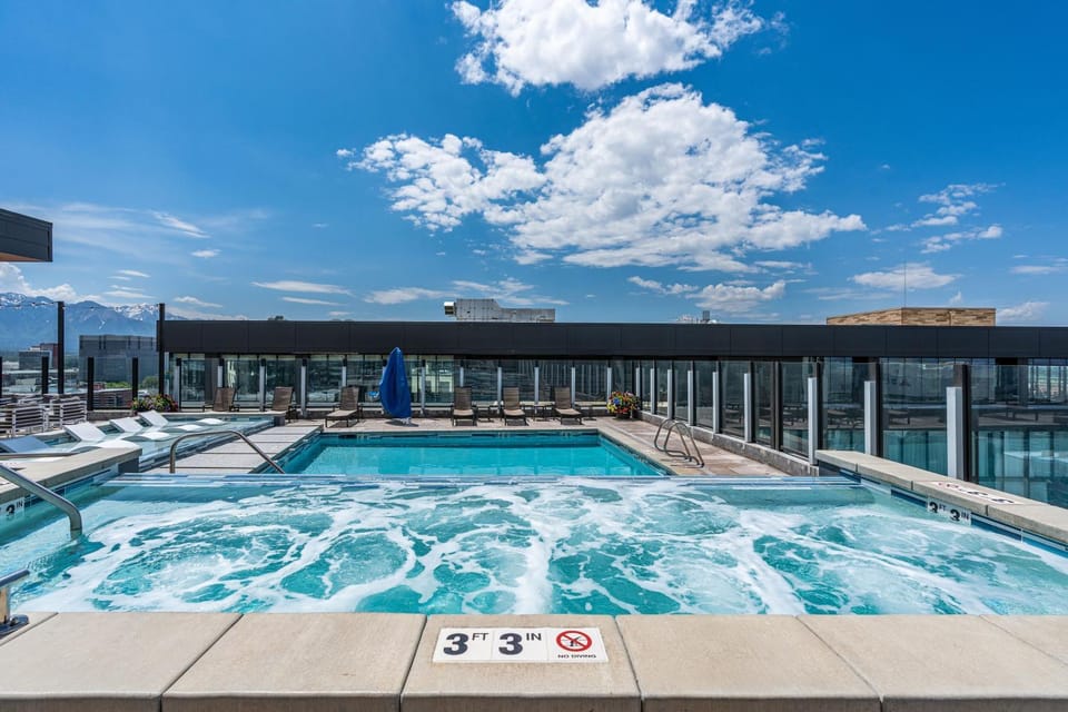 Best Amenities Pool Htub Gym Pking Downtown Views Apartment in Salt Lake City