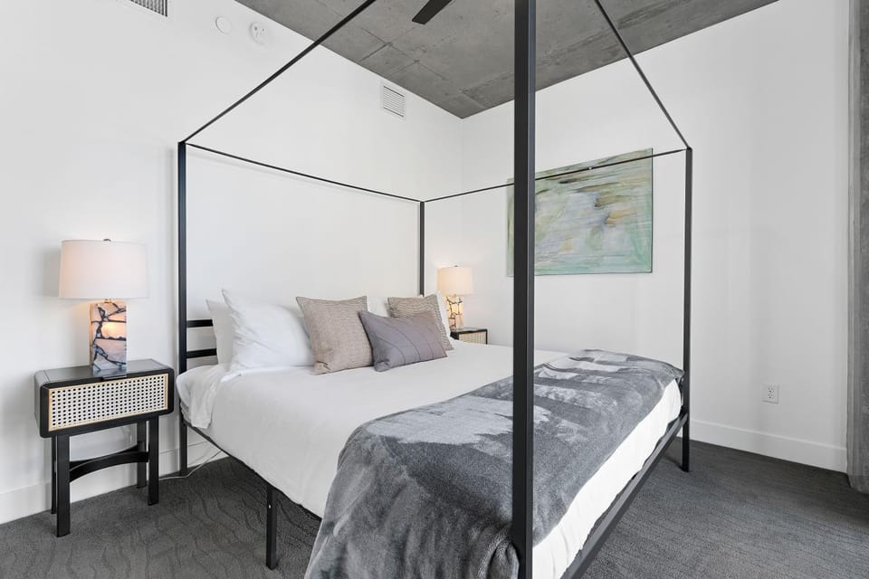 Best Amenities Pool Htub Gym Pking Downtown Views Apartment in Salt Lake City
