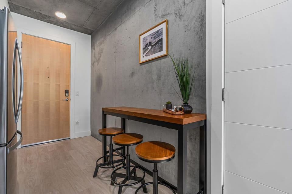 Best Amenities Pool Htub Gym Pking Downtown Views Apartment in Salt Lake City