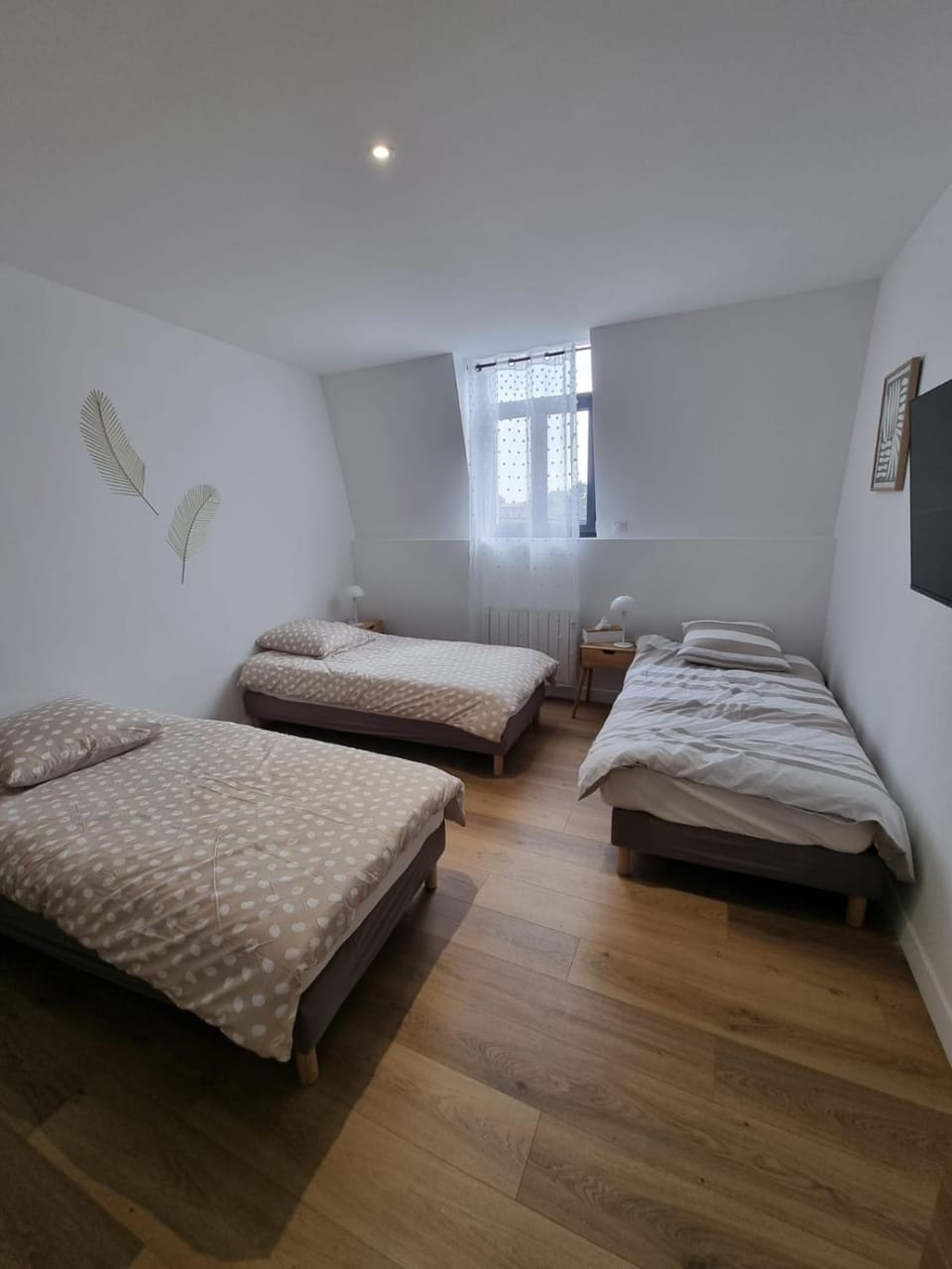 Bed, TV and multimedia, Bedroom