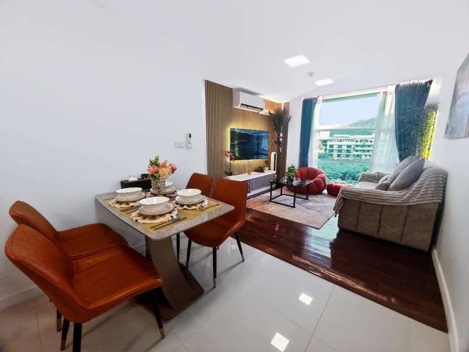TV and multimedia, Living room, Seating area, Dining area