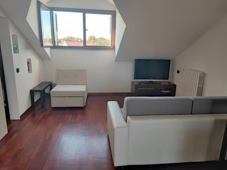 TV and multimedia, Living room, Seating area, Evening entertainment