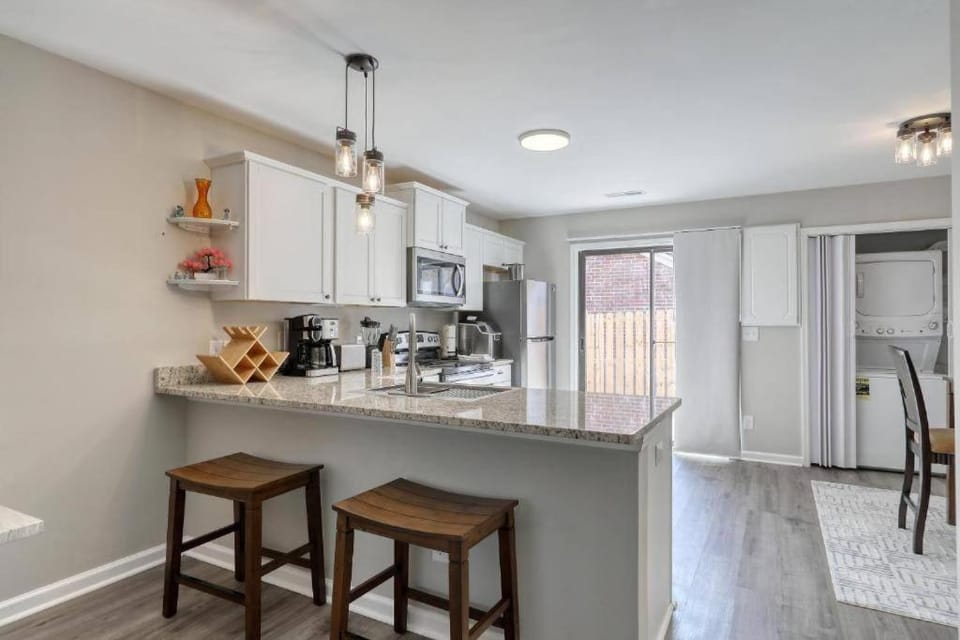 Stylish Haven NEW Walk to the Ocean Smart TVs Wifi Apartment in North Myrtle Beach