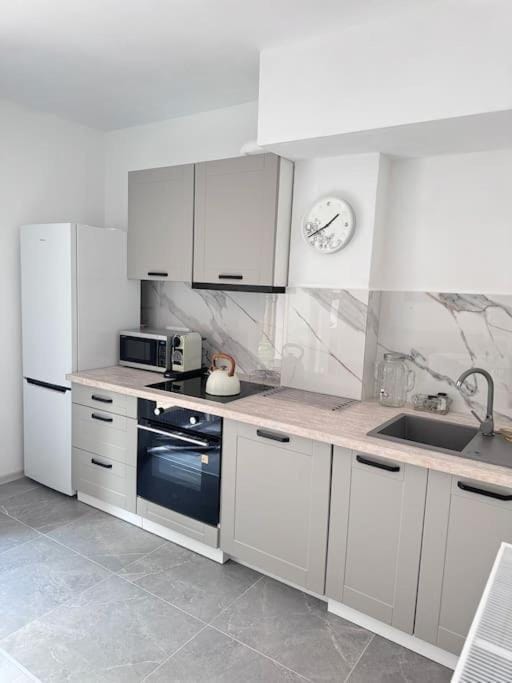 Kitchen or kitchenette, dishwasher