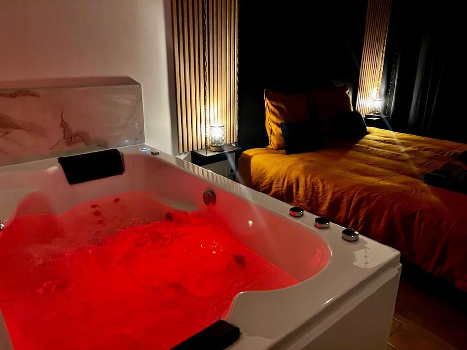 Bed, Hot Tub, Spa and wellness centre/facilities, Photo of the whole room, Bedroom, Bath
