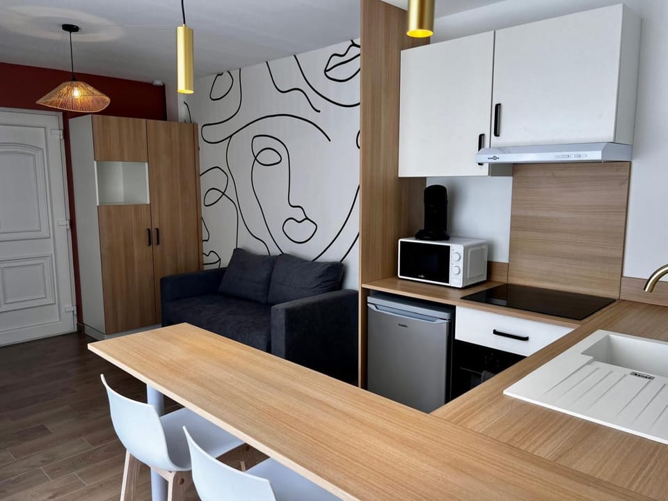 TV and multimedia, Kitchen or kitchenette, Living room, Seating area, Dining area, stove