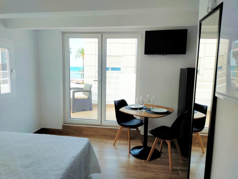 Bed, TV and multimedia, Living room, Photo of the whole room, Seating area, Dining area, Bedroom