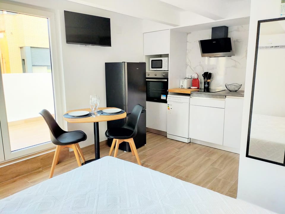 Bed, TV and multimedia, Kitchen or kitchenette, Living room, Photo of the whole room, Seating area, Dining area, Bedroom, oven, pet friendly, stove
