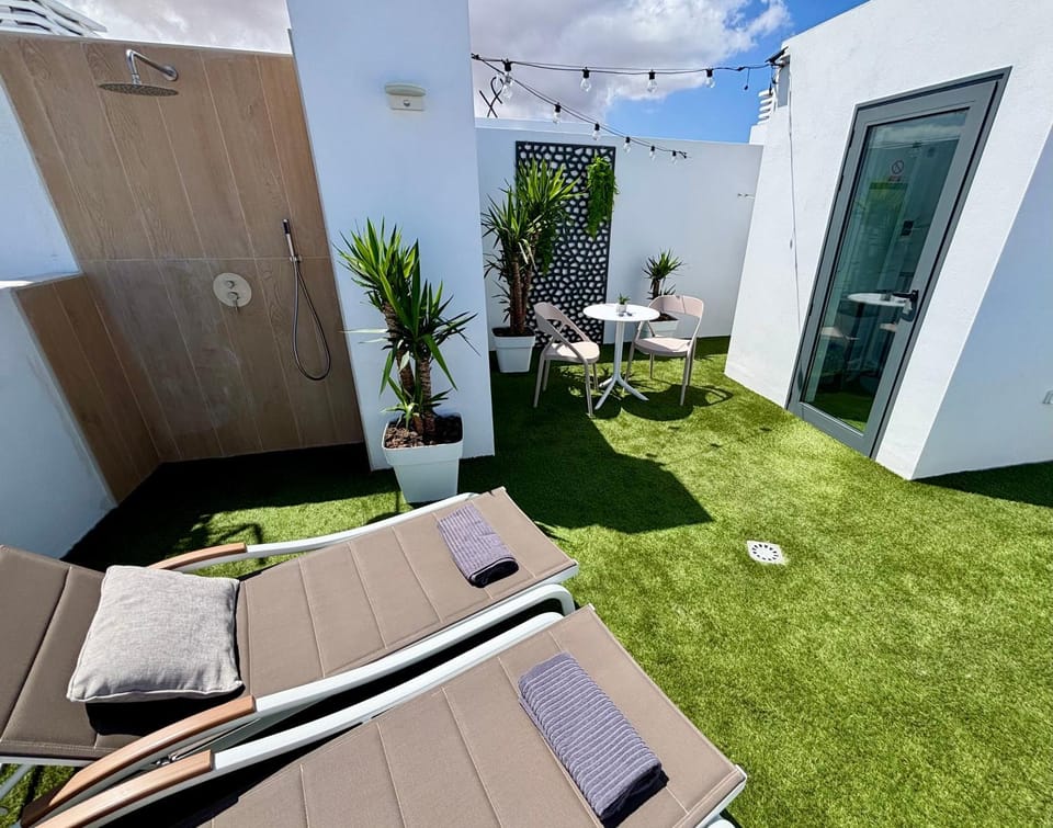 Balcony/Terrace, sunbed