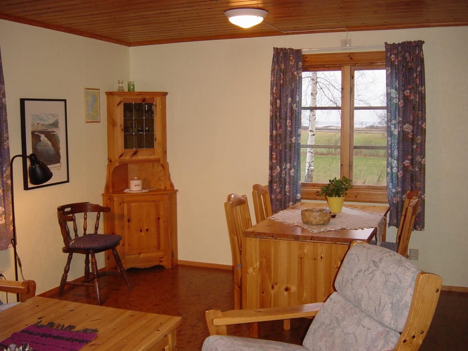Patio, Nearby landmark, Neighbourhood, Natural landscape, Living room