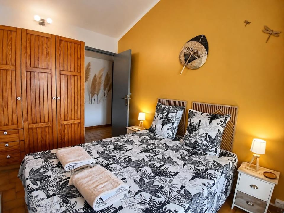 Bed, Photo of the whole room, wardrobe, air conditioner