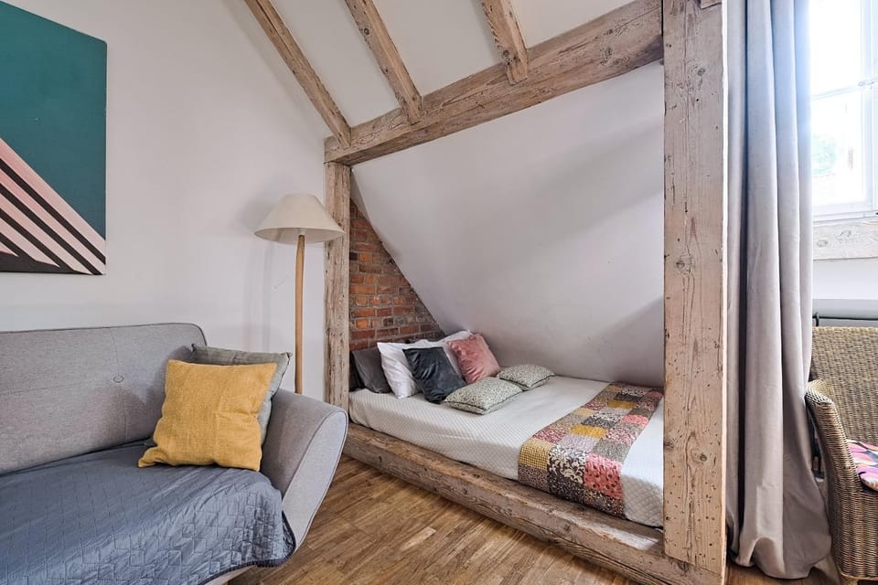 Bed, Seating area