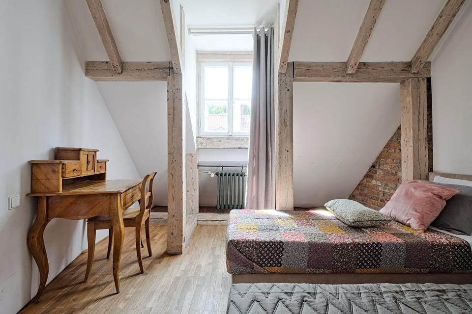 Bed, Seating area, Bedroom