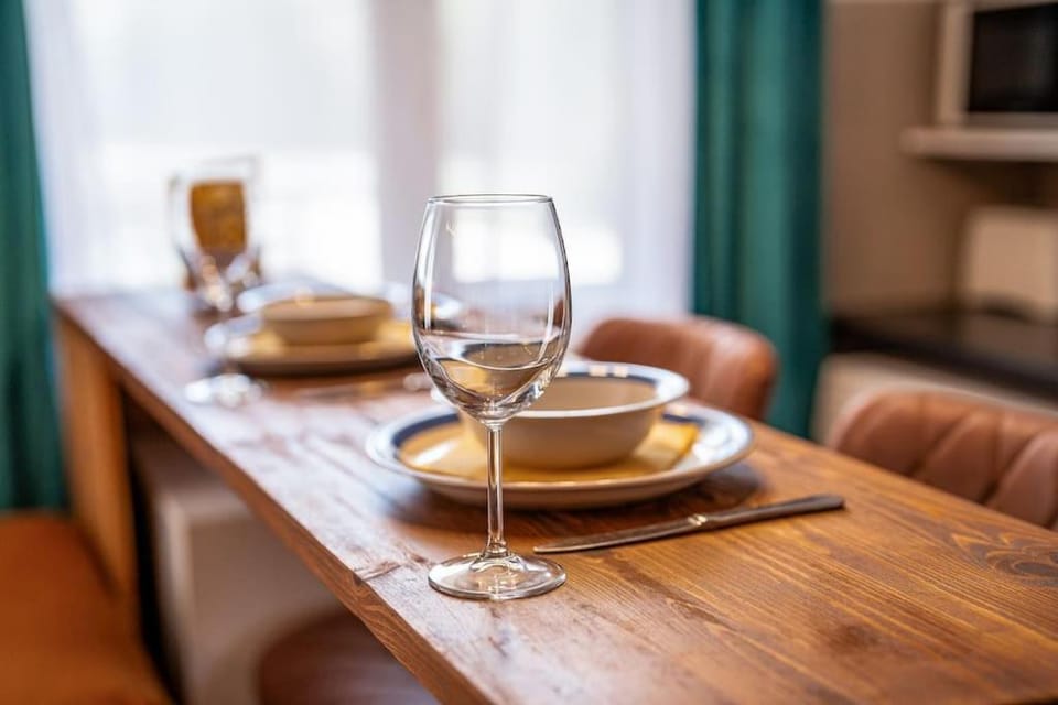 Food and drinks, Seating area, Dining area, Food, Drinks