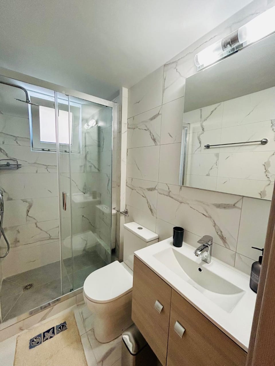 Shower, Toilet, Bathroom, towels