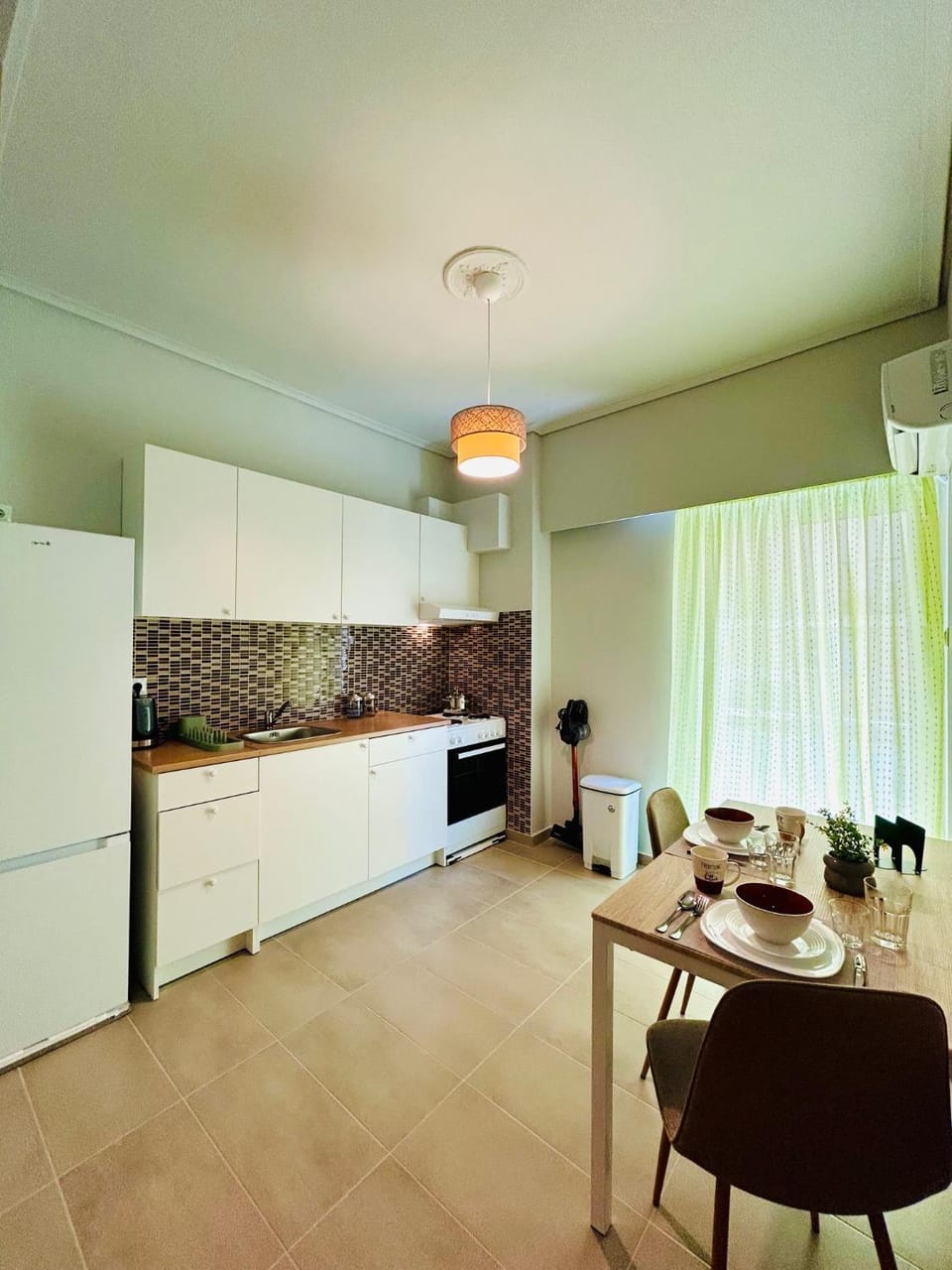 Kitchen or kitchenette, Dining area, oven, stove