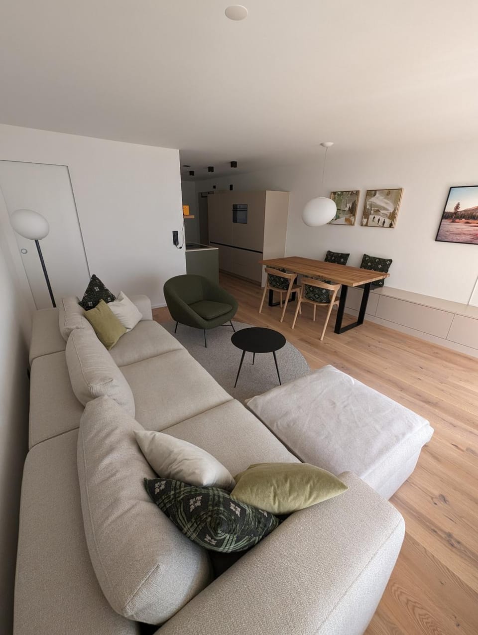 Kitchen or kitchenette, Living room, Seating area, Dining area