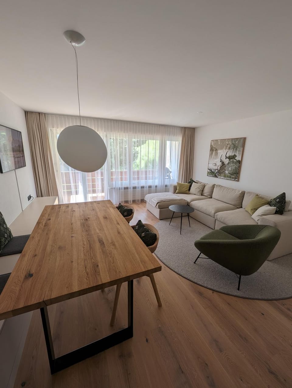 Living room, Seating area, Dining area