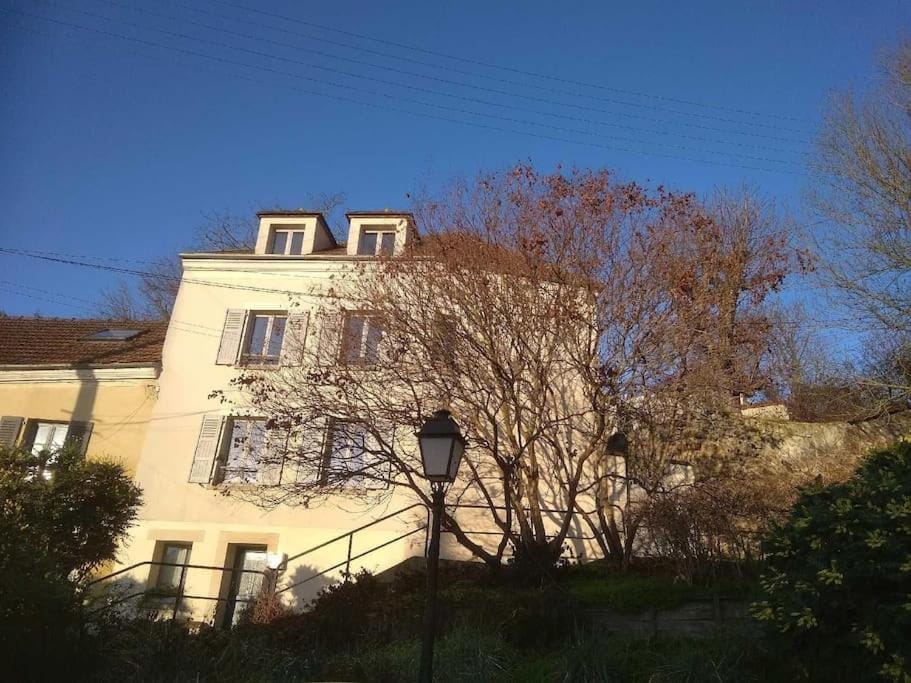 Studio atypique Apartment in Île-de-France