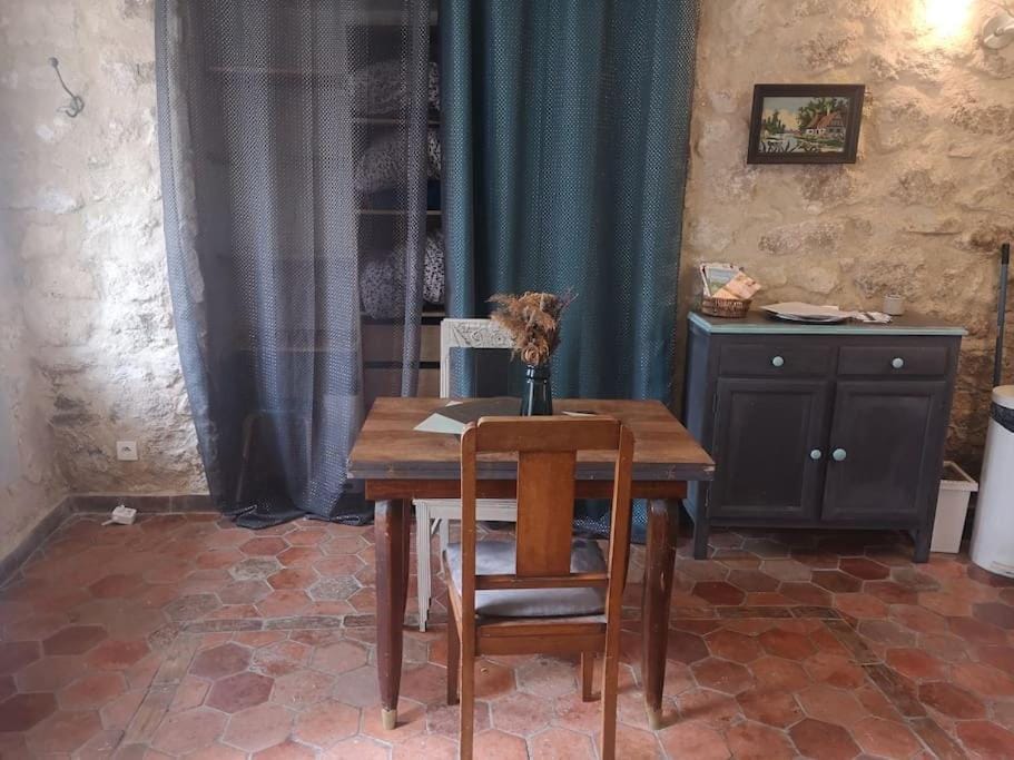 Studio atypique Apartment in Île-de-France