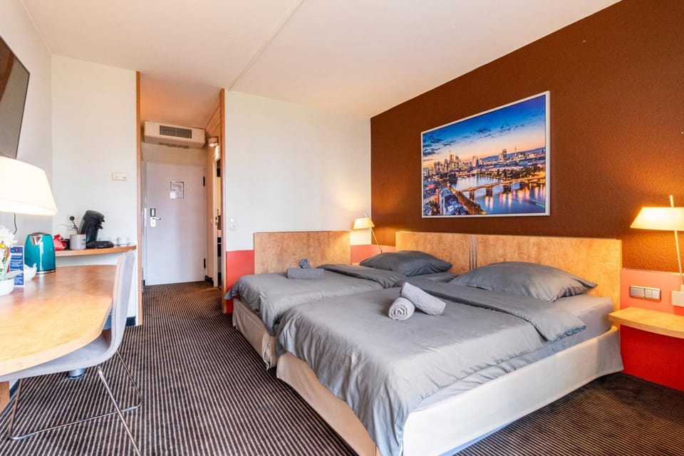 Bed, TV and multimedia, Living room, Photo of the whole room, Seating area, Bedroom, air conditioner