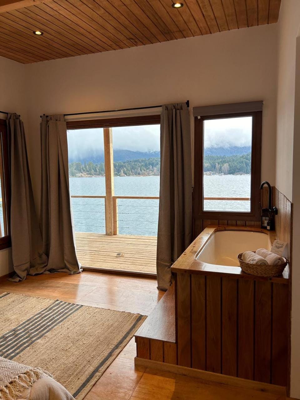 Bed, Natural landscape, Photo of the whole room, Bedroom, Lake view, Mountain view