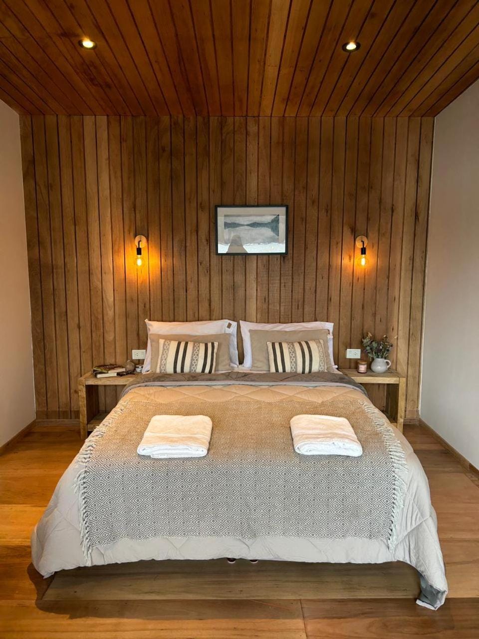 Bed, Photo of the whole room, Bedroom, towels