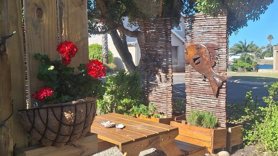 Spring, Day, Neighbourhood, Fishing, Garden, Garden, View (from property/room), Dining area, Garden view, River view, Street view, Quiet street view