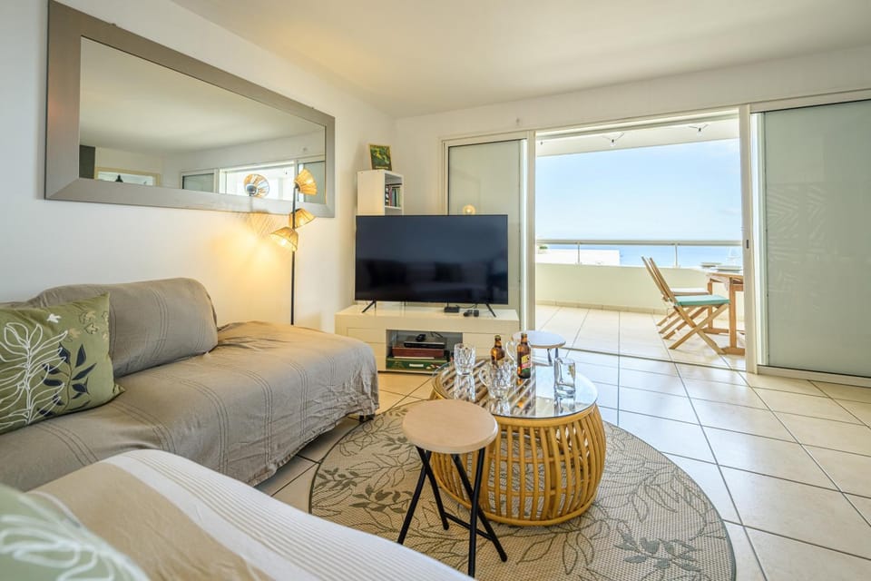 Communal lounge/ TV room, TV and multimedia, Seating area, Sea view