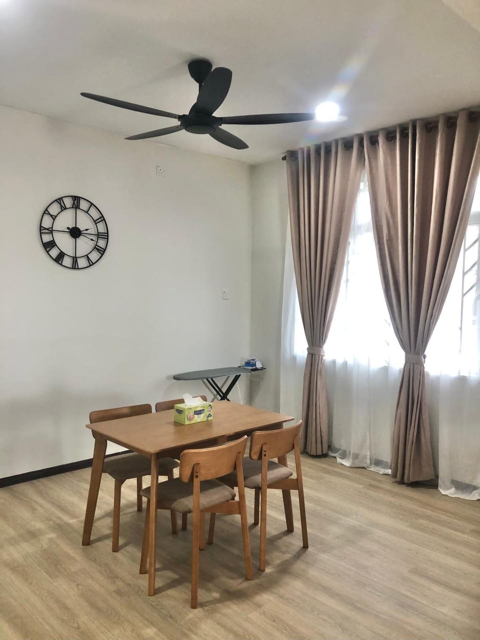 Seating area, Dining area