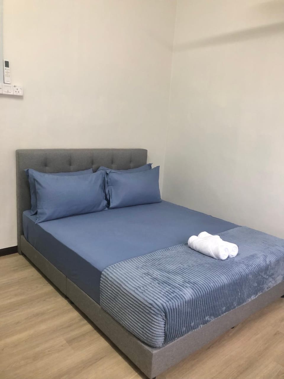 Bed, Bedroom, towels