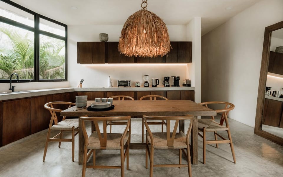 Coffee/tea facilities, Kitchen or kitchenette, Dining area, stove