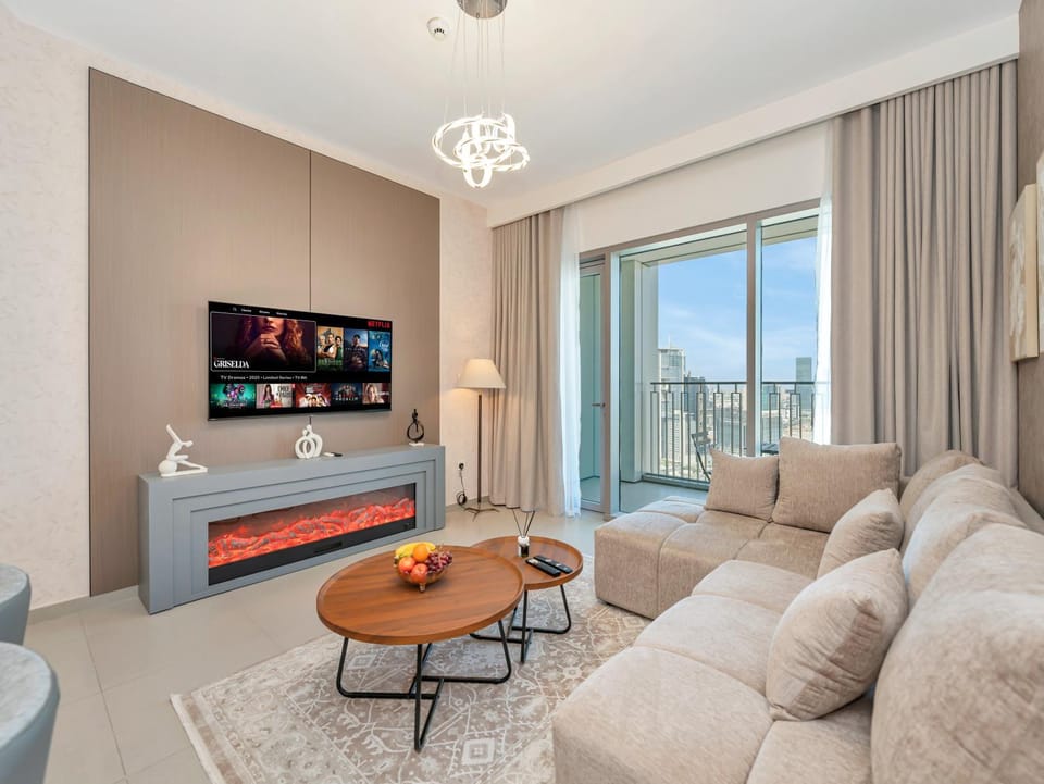 Communal lounge/ TV room, Library, TV and multimedia, Living room, Seating area, Evening entertainment