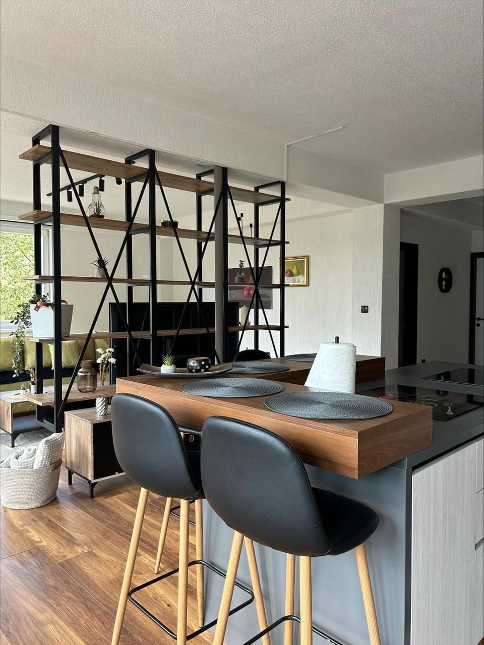 Kitchen or kitchenette, Seating area, Dining area