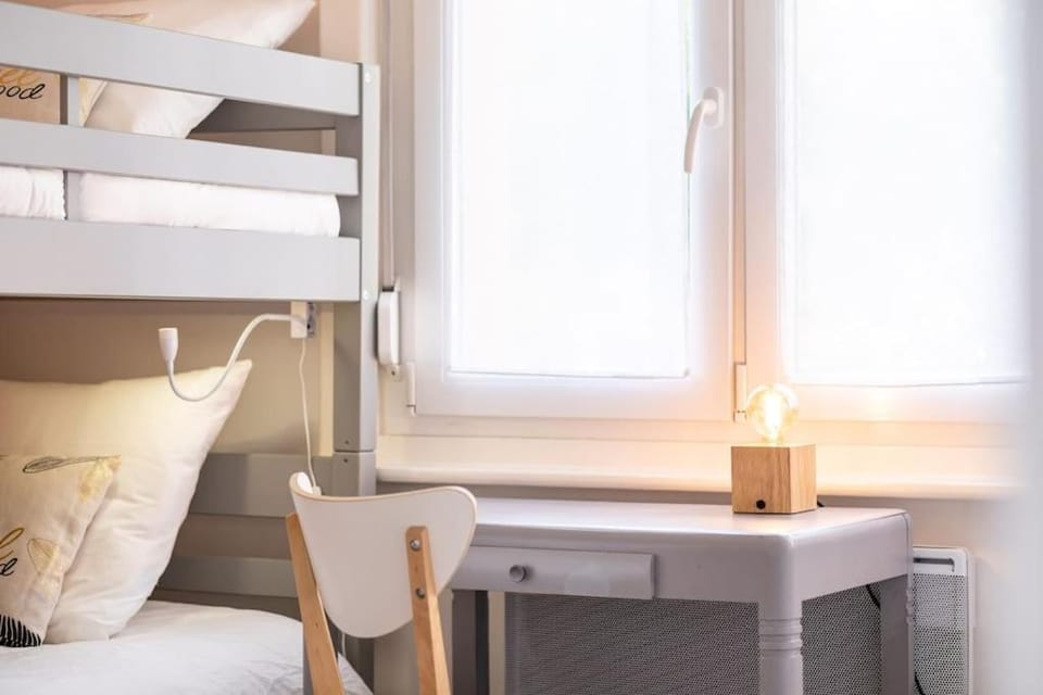 Photo of the whole room, Bedroom, bunk bed