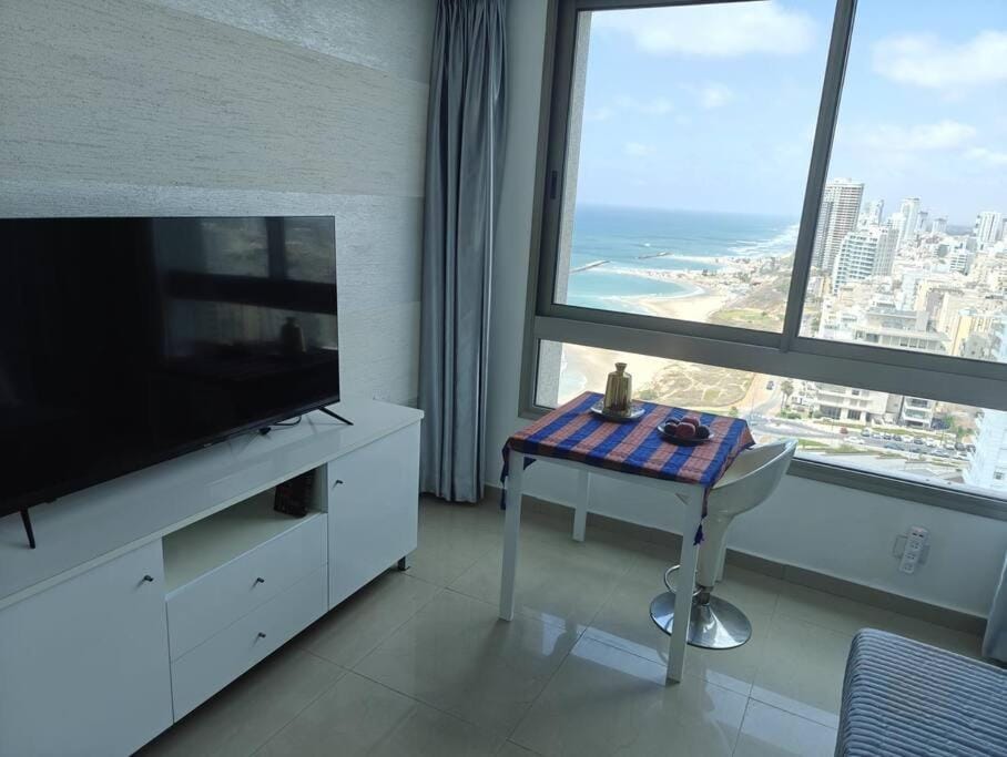 Communal lounge/ TV room, TV and multimedia, Sea view