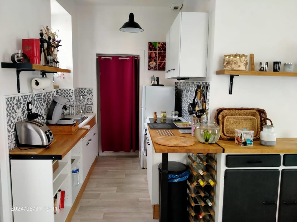 Coffee/tea facilities, Kitchen or kitchenette, oven, stove, toaster