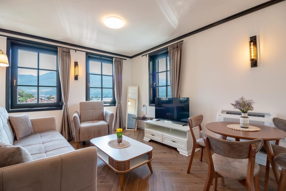 TV and multimedia, Living room, Seating area, Evening entertainment