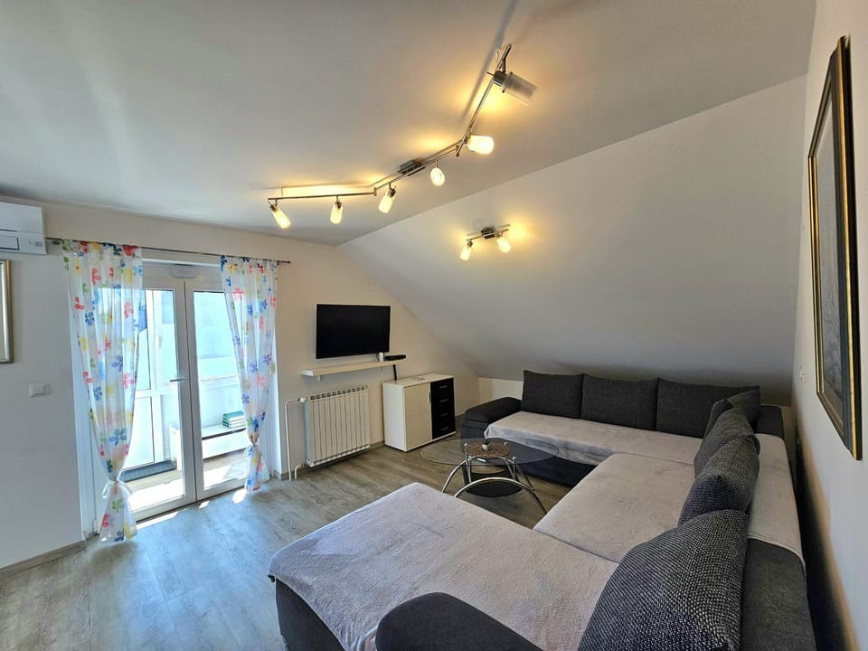 Communal lounge/ TV room, TV and multimedia, Living room, Seating area