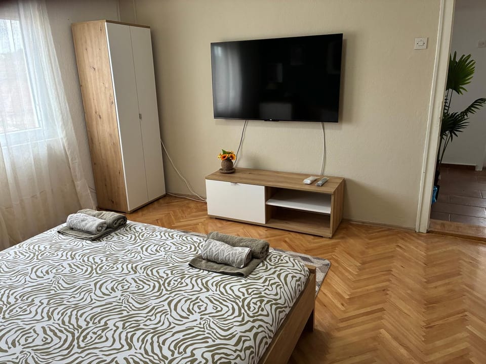 Bed, TV and multimedia, Photo of the whole room, Evening entertainment, Bedroom, towels, wardrobe