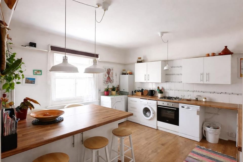 Spacious loft by the sea with off road parking Apartment in Portsmouth