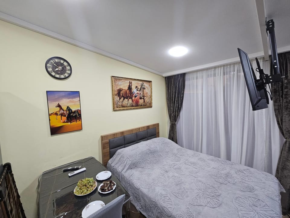 Bed, Living room, Food and drinks, Photo of the whole room, Seating area, Dining area, Bedroom, Food