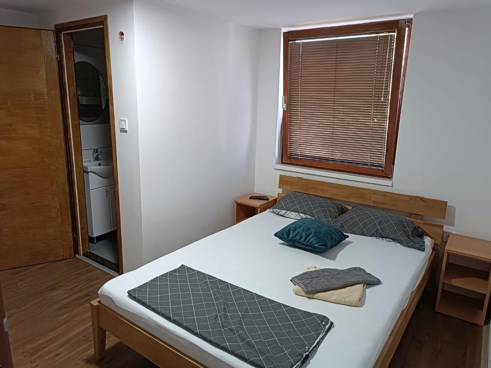 Bed, TV and multimedia, Photo of the whole room, Bedroom, towels, wardrobe